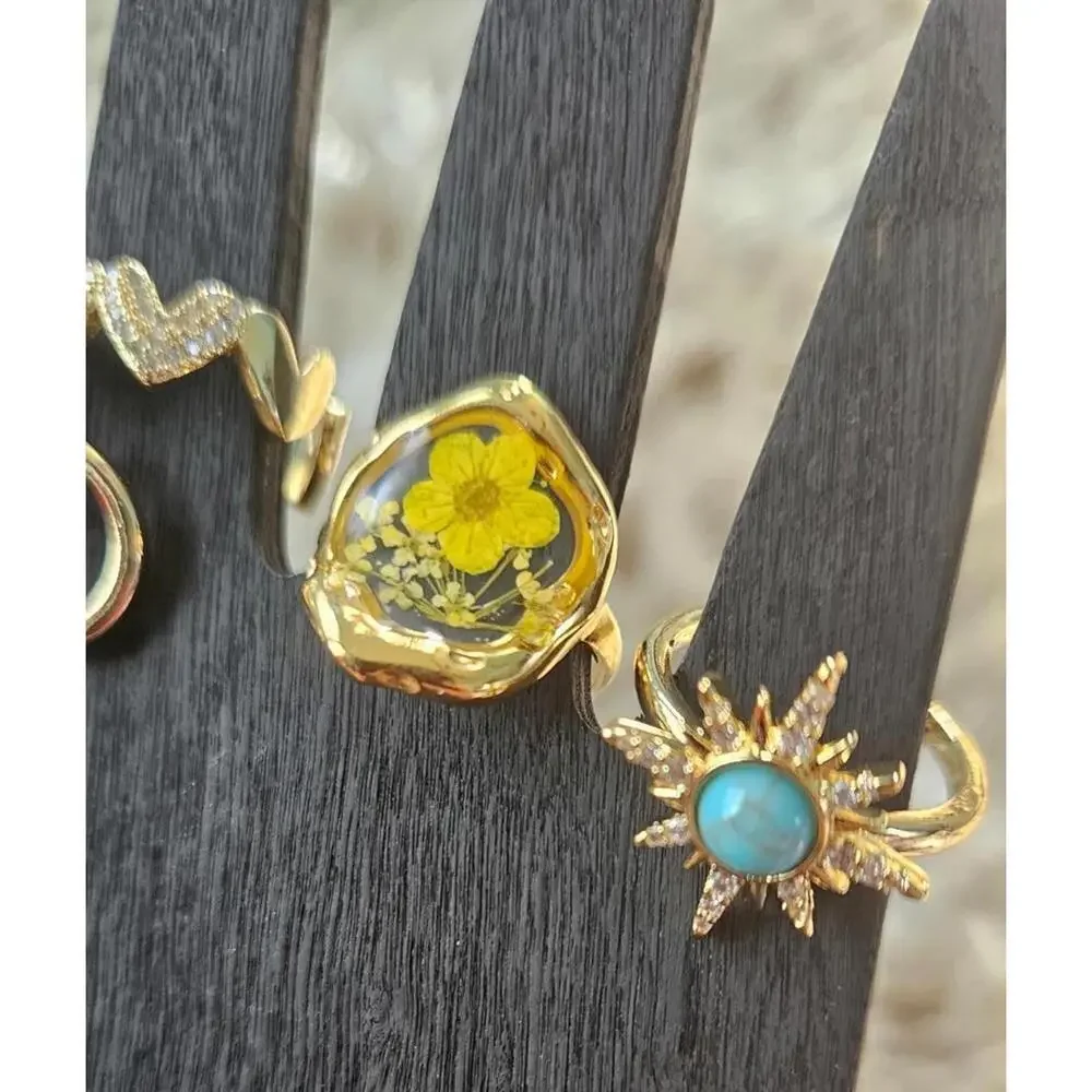 Set of 5 Gold Tone Decorative Women's Rings with Floral and‎ Geometric Designs
